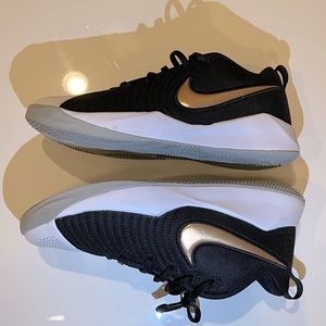NIKE Team Hustle Quick Trainer | 7Y | Black, Gold, White | Like New!